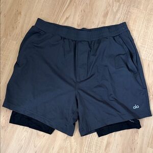 ALO Yoga Men's Dark Gray Athletic Shorts